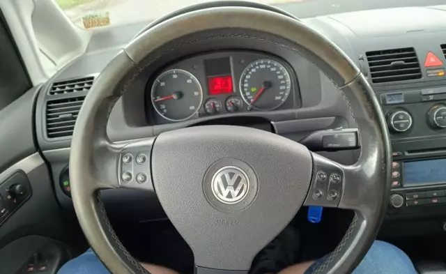 VOLKSWAGEN Touran 