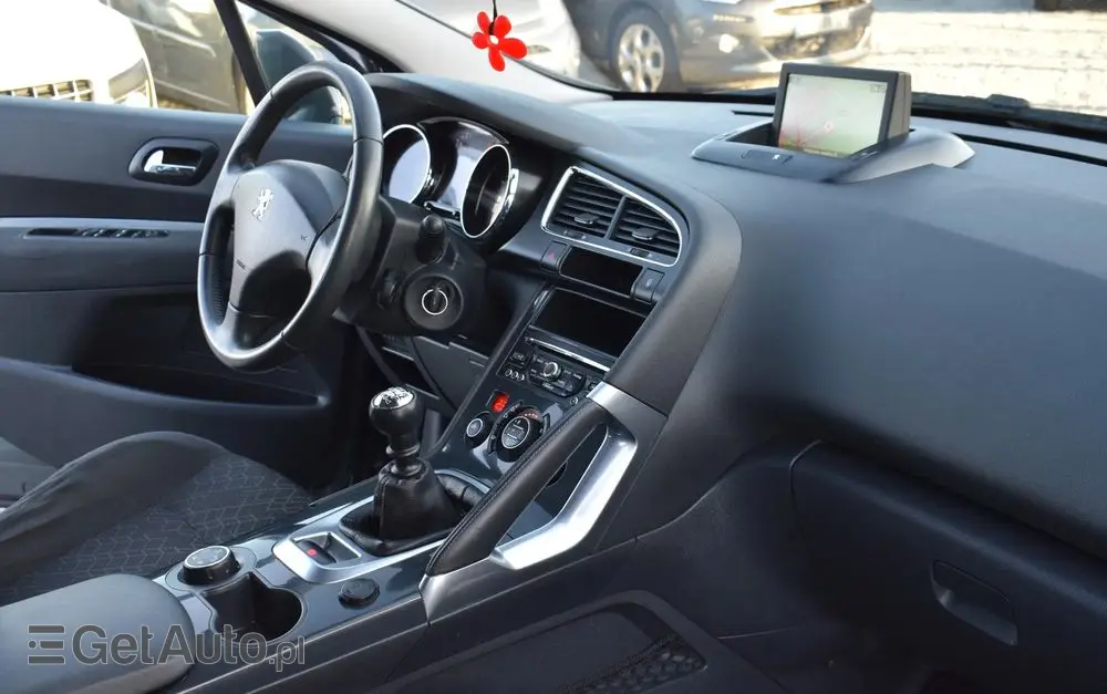 PEUGEOT 3008 HDi 115 Allure