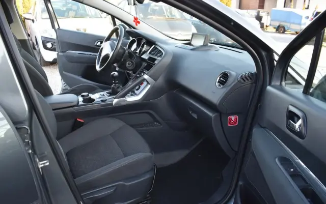 PEUGEOT 3008 HDi 115 Allure