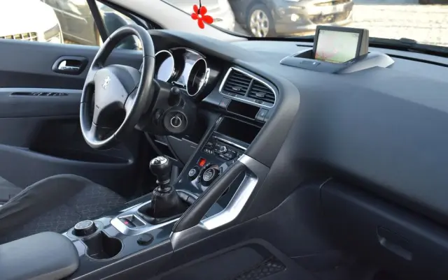 PEUGEOT 3008 HDi 115 Allure