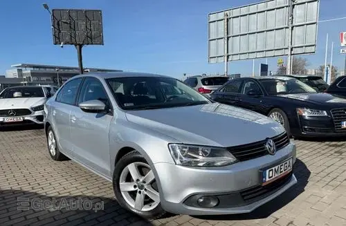 VOLKSWAGEN Jetta 