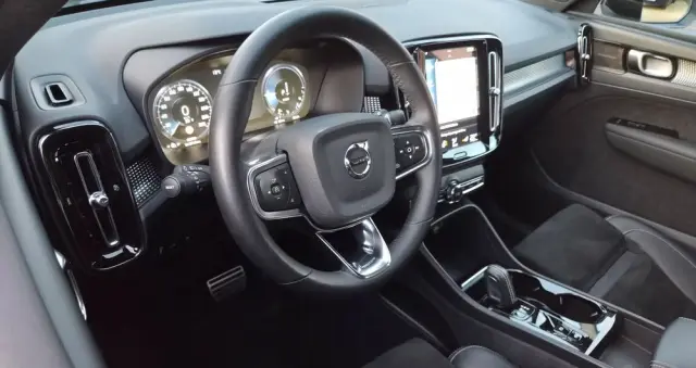 VOLVO XC 40 T5 Recharge DKG Plus Dark