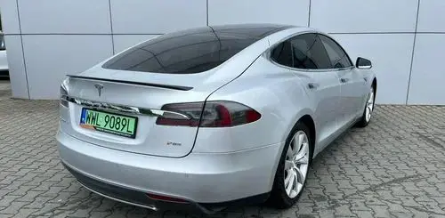 TESLA Model S 