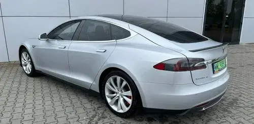 TESLA Model S 