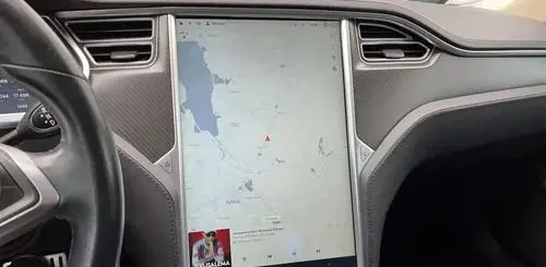 TESLA Model S 