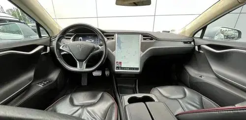 TESLA Model S 