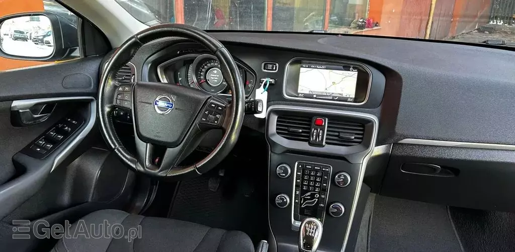 VOLVO V40 