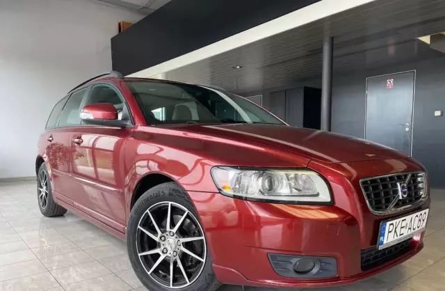 VOLVO V50 
