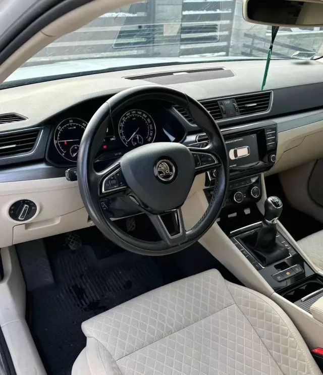 SKODA Superb 