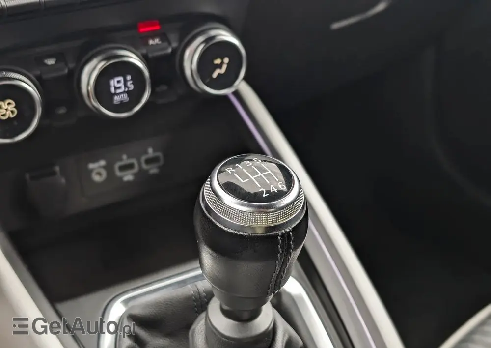 RENAULT Clio TCe 90 TECHNO