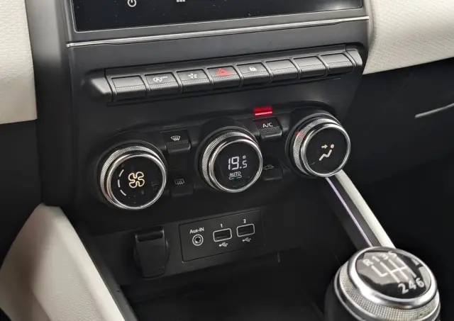 RENAULT Clio TCe 90 TECHNO