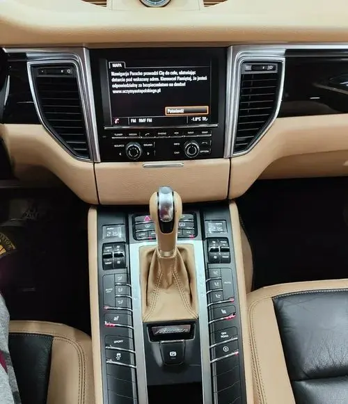 PORSCHE Macan 