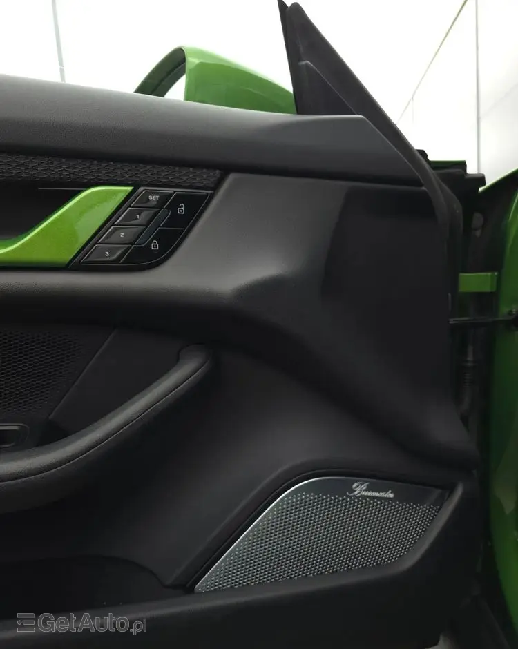 PORSCHE Taycan Turbo