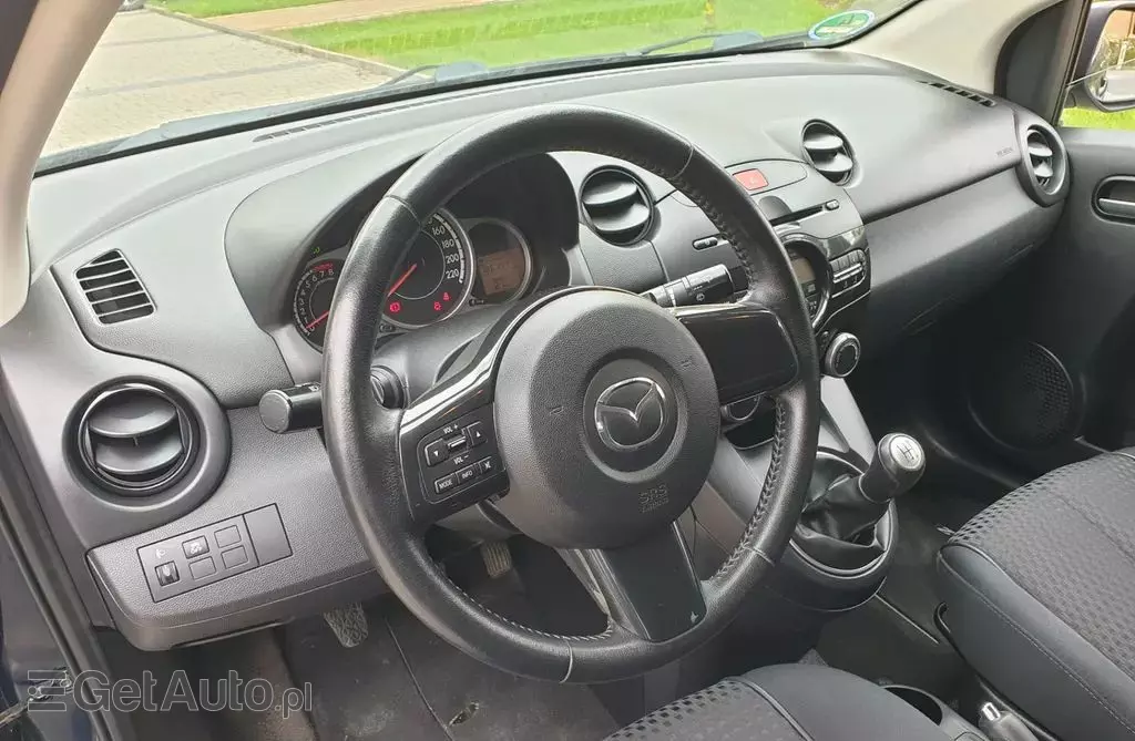 MAZDA 2 
