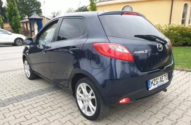 MAZDA 2 