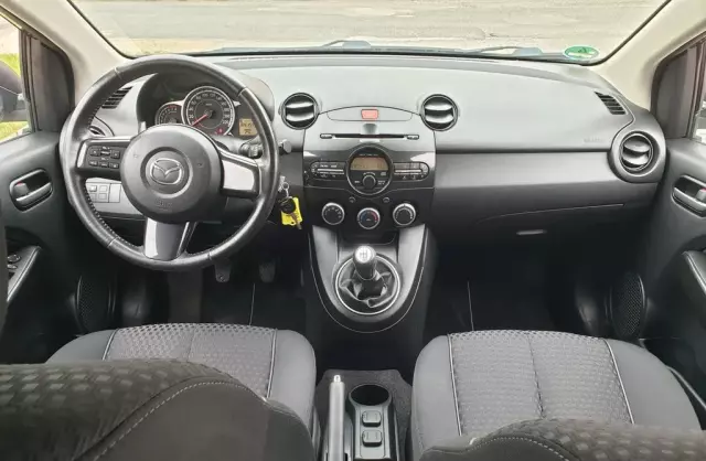 MAZDA 2 