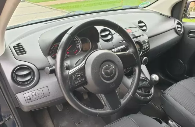 MAZDA 2 