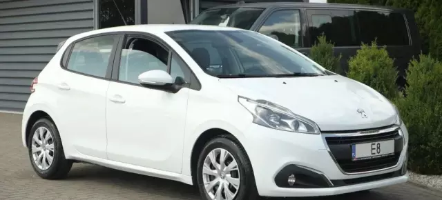 PEUGEOT 208 