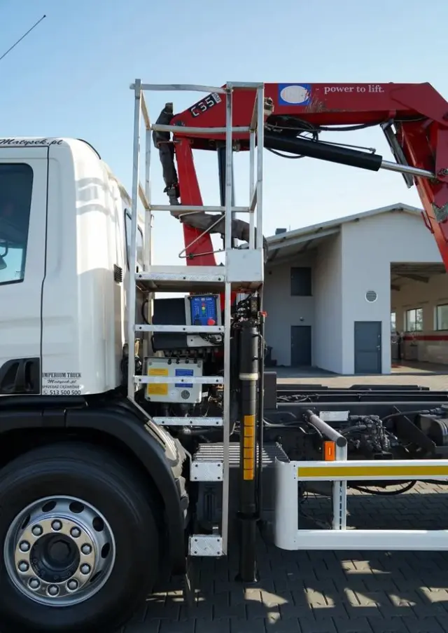 SCANIA P 280 / SIŁOWNIK DO WYWROTU / + HDS HMF 635 / UDŹWIG 1 500 KG / MAX WYSÓW 7 M / STEROWANIE RADIOWE / EURO 6 