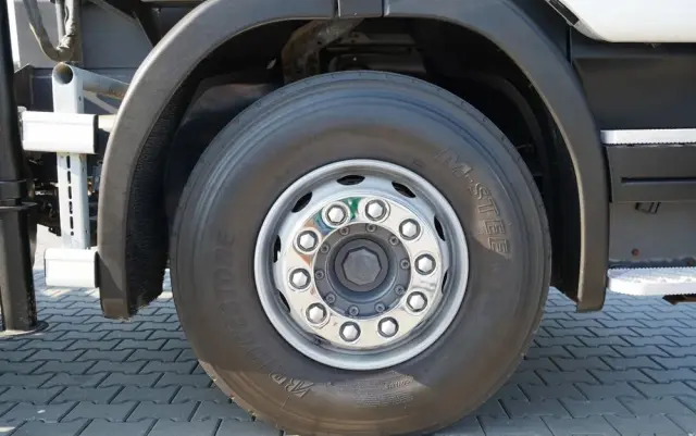 SCANIA P 280 / SIŁOWNIK DO WYWROTU / + HDS HMF 635 / UDŹWIG 1 500 KG / MAX WYSÓW 7 M / STEROWANIE RADIOWE / EURO 6 