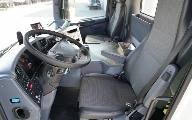 SCANIA P 280 / SIŁOWNIK DO WYWROTU / + HDS HMF 635 / UDŹWIG 1 500 KG / MAX WYSÓW 7 M / STEROWANIE RADIOWE / EURO 6 