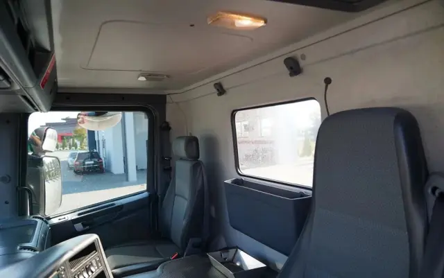 SCANIA P 280 / SIŁOWNIK DO WYWROTU / + HDS HMF 635 / UDŹWIG 1 500 KG / MAX WYSÓW 7 M / STEROWANIE RADIOWE / EURO 6 