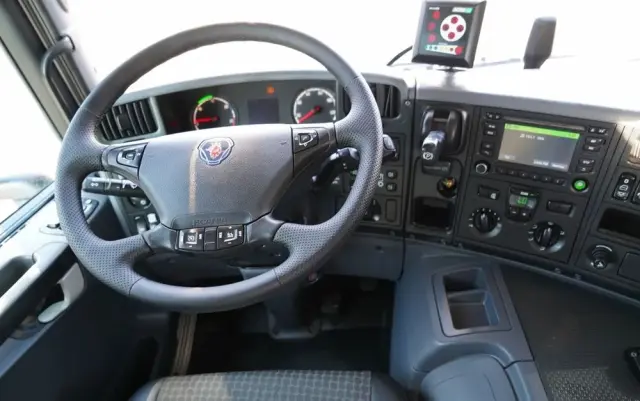 SCANIA P 280 / SIŁOWNIK DO WYWROTU / + HDS HMF 635 / UDŹWIG 1 500 KG / MAX WYSÓW 7 M / STEROWANIE RADIOWE / EURO 6 