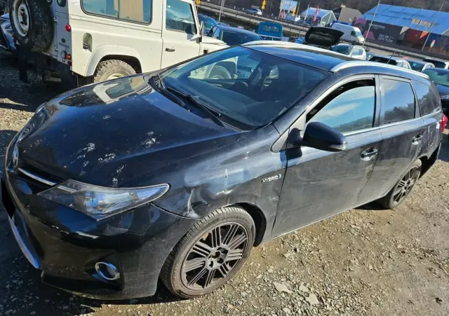 TOYOTA Auris 1.8 HSD Luna