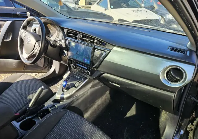 TOYOTA Auris 1.8 HSD Luna