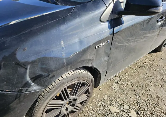 TOYOTA Auris 1.8 HSD Luna