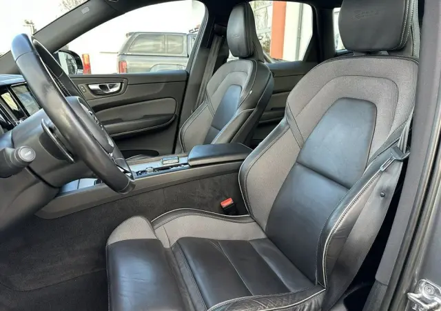 VOLVO XC 60 D4 R-Design