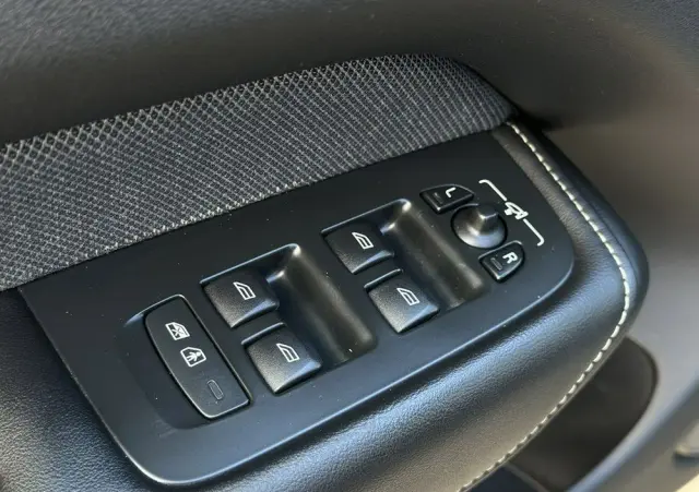 VOLVO XC 60 D4 R-Design