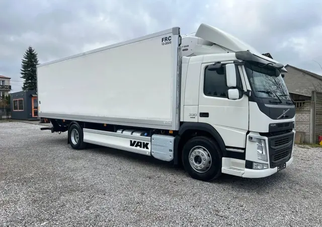 VOLVO FM 330 / Chłodnia / Winda / Euro 6 / 