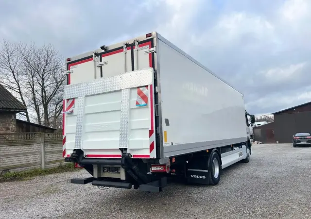 VOLVO FM 330 / Chłodnia / Winda / Euro 6 / 