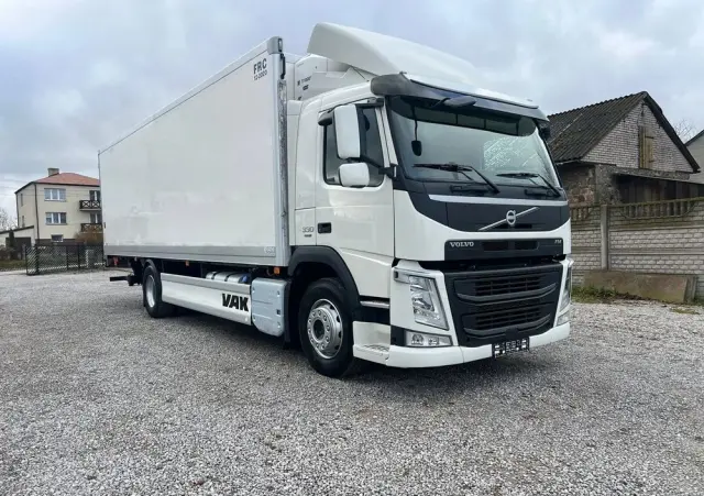 VOLVO FM 330 / Chłodnia / Winda / Euro 6 / 