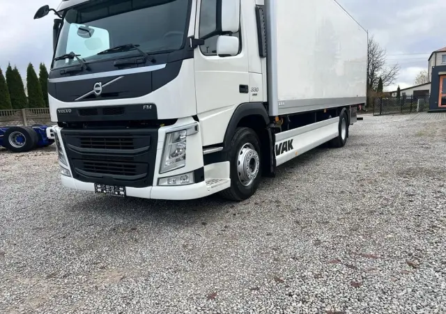 VOLVO FM 330 / Chłodnia / Winda / Euro 6 / 