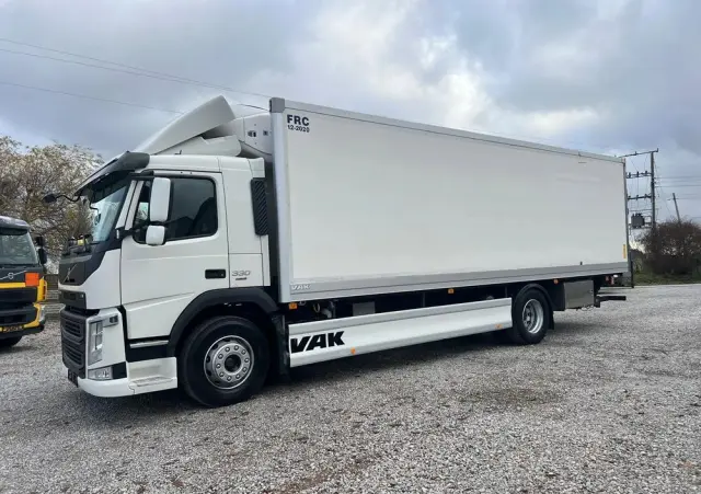 VOLVO FM 330 / Chłodnia / Winda / Euro 6 / 