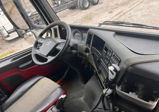 VOLVO FM 330 / Chłodnia / Winda / Euro 6 / 