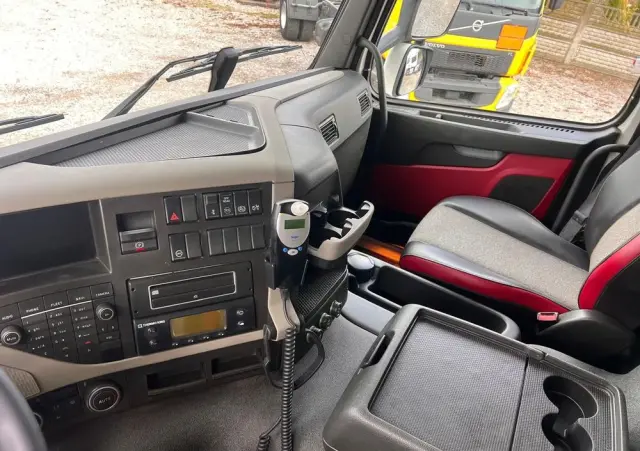VOLVO FM 330 / Chłodnia / Winda / Euro 6 / 