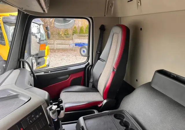 VOLVO FM 330 / Chłodnia / Winda / Euro 6 / 