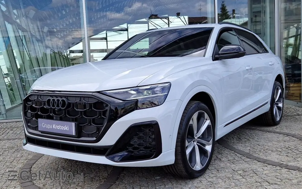 AUDI Q8 