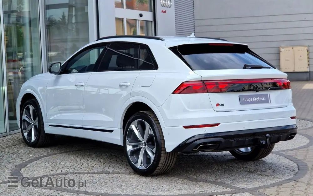 AUDI Q8 