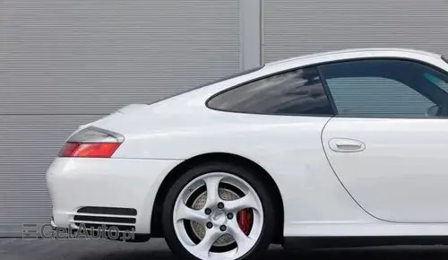 PORSCHE 911 Carrera 