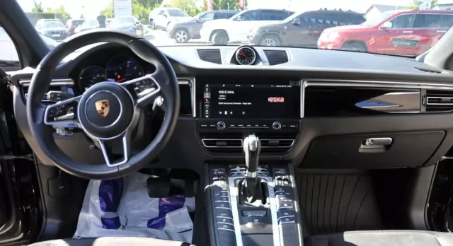 PORSCHE Macan 