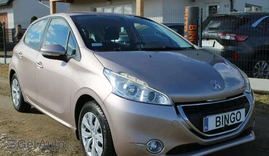 PEUGEOT 208 