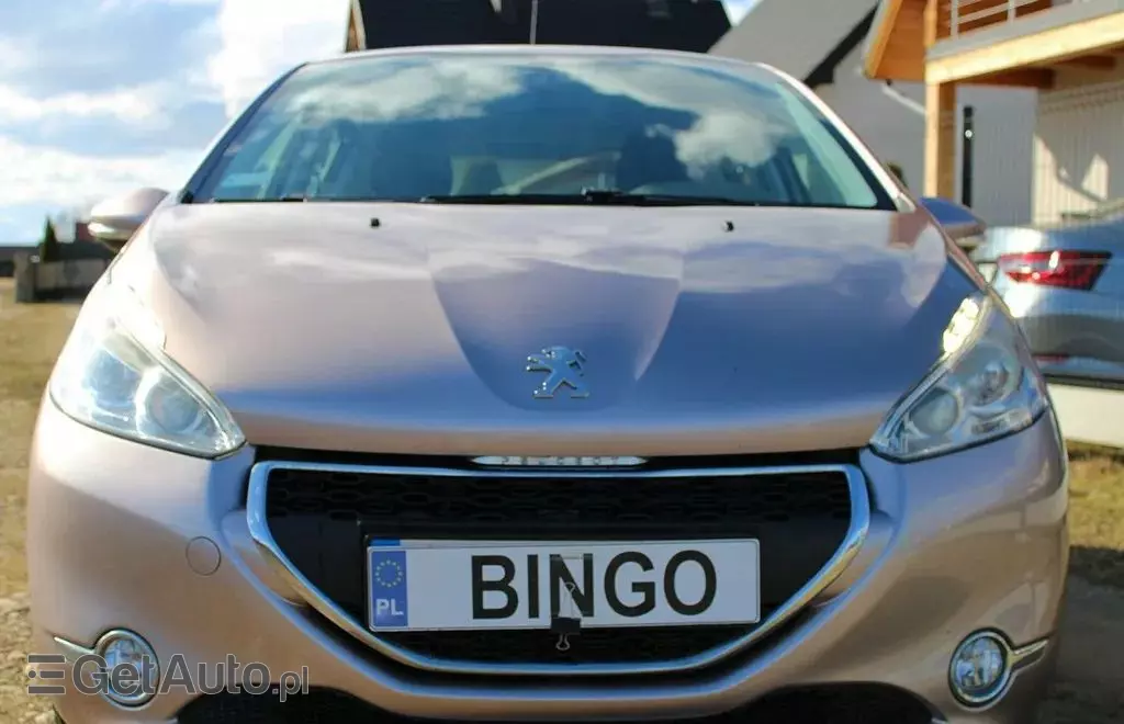 PEUGEOT 208 