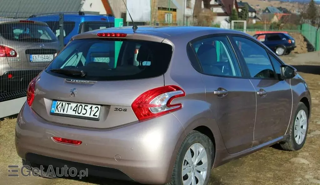 PEUGEOT 208 