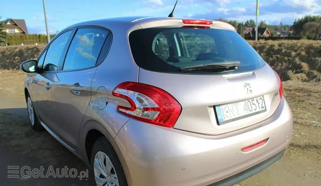 PEUGEOT 208 