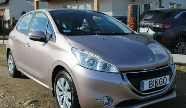 PEUGEOT 208 