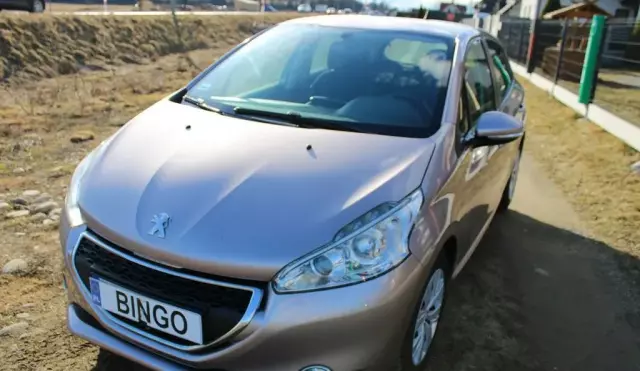 PEUGEOT 208 